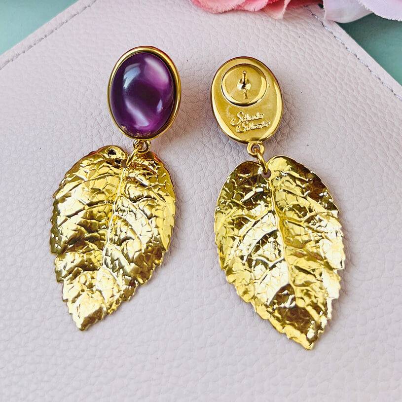 SchwesterSchwester Amethystfarbene Ohrstecker Mit Goldenem Blatt Von AmuseToi