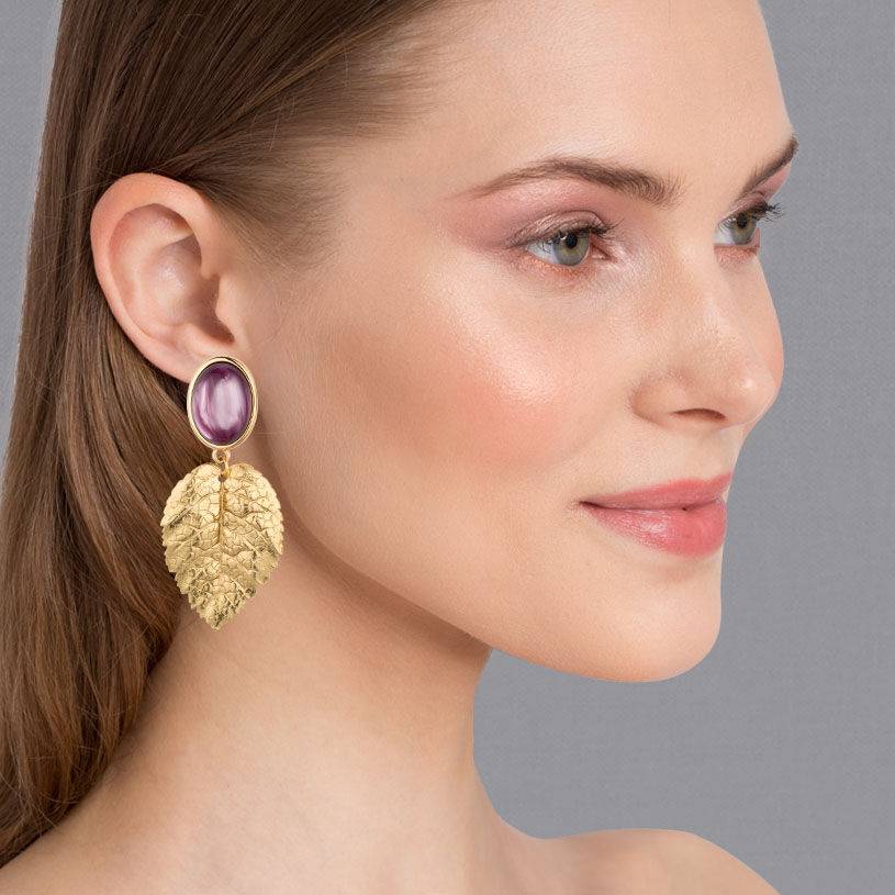 SchwesterSchwester Amethystfarbene Ohrstecker Mit Goldenem Blatt Von AmuseToi