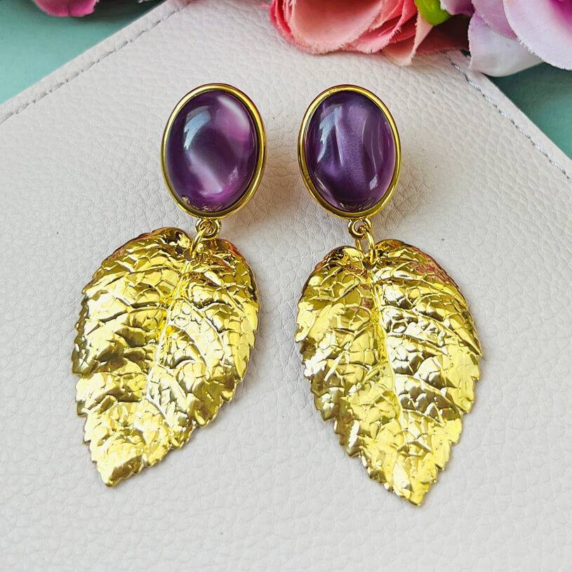 SchwesterSchwester Amethystfarbene Ohrstecker mit goldenem Blatt von AmuseToi