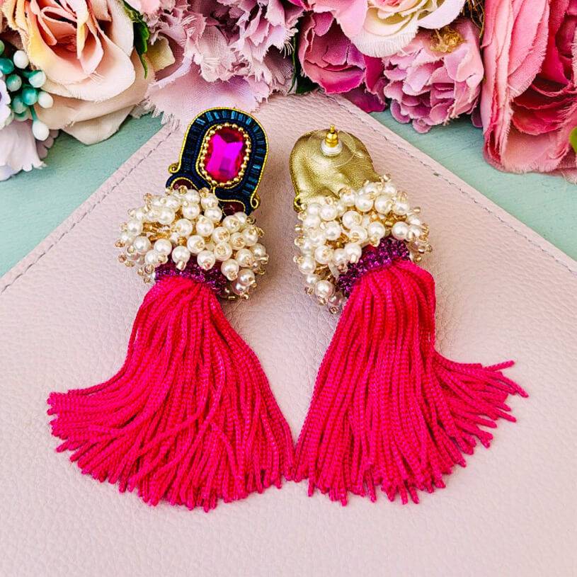 SchwesterSchwester Auffällige Soutache-Quastenohrringe In Pink Und Dunkelbau