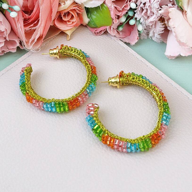 SchwesterSchwester Ausgefallene Creolen aus Perlen in bunten Farben SchwesterSchwester Ausgefallene Creolen aus Perlen in bunten Farben