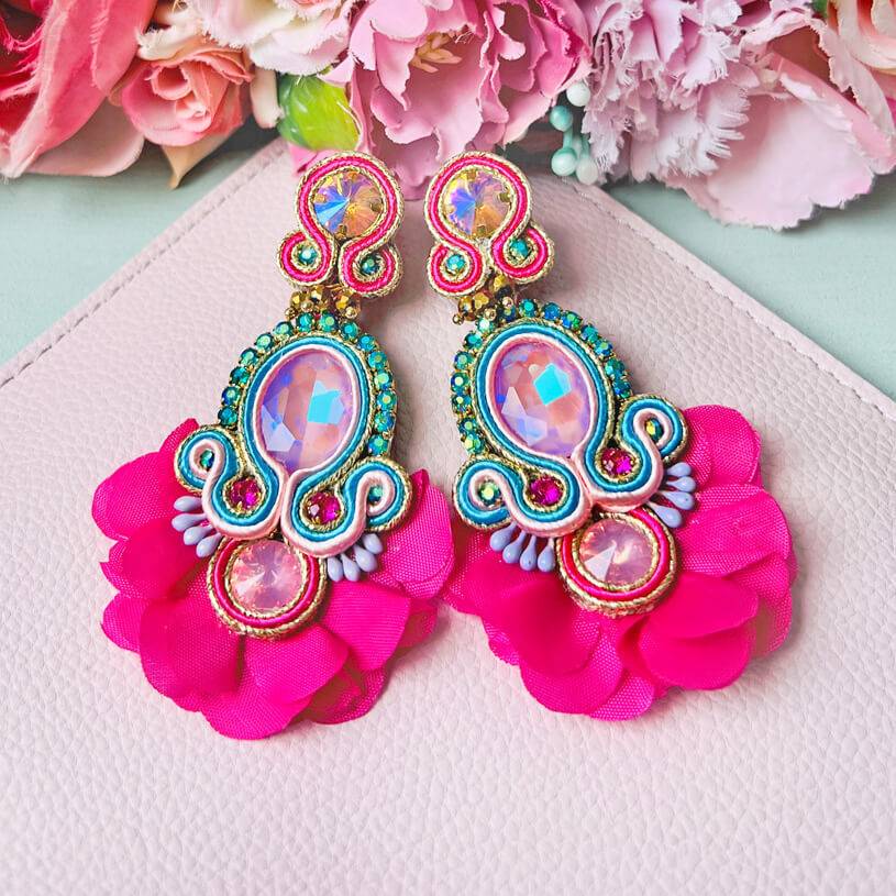 SchwesterSchwester Außergewöhnliche Soutache-Ohrringe in leuchtendem Pink