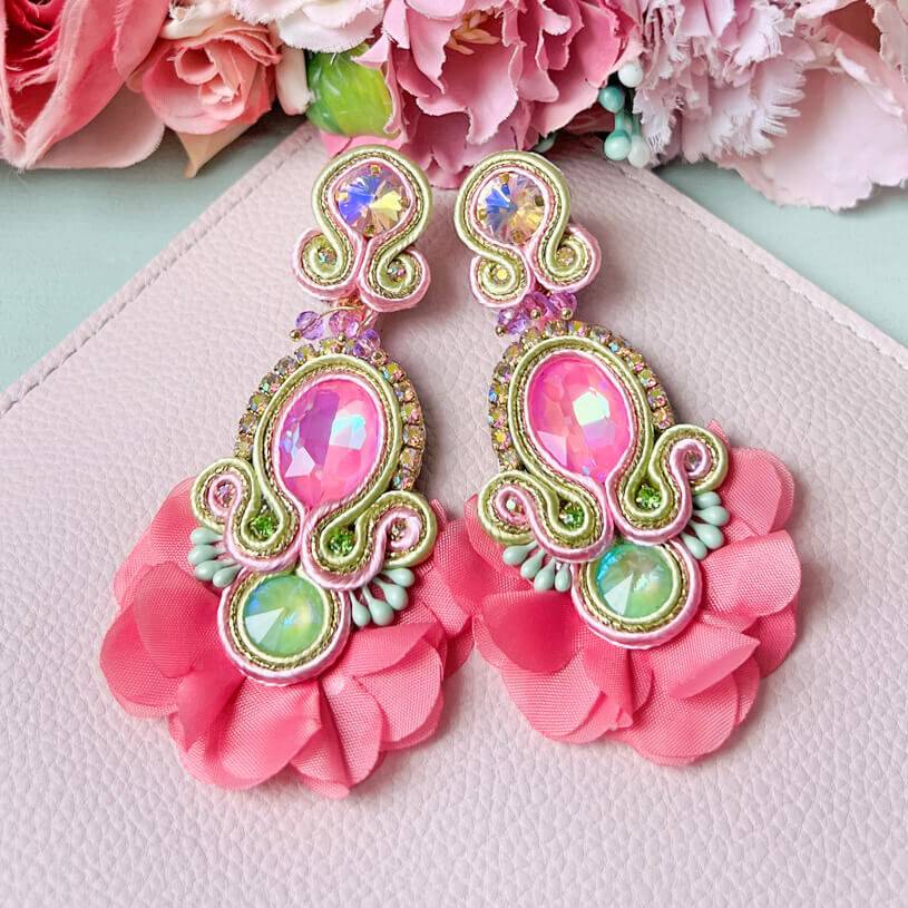 SchwesterSchwester Außergewöhnliche Soutache-Ohrringe in Rosa SchwesterSchwester Außergewöhnliche Soutache-Ohrringe in Rosa