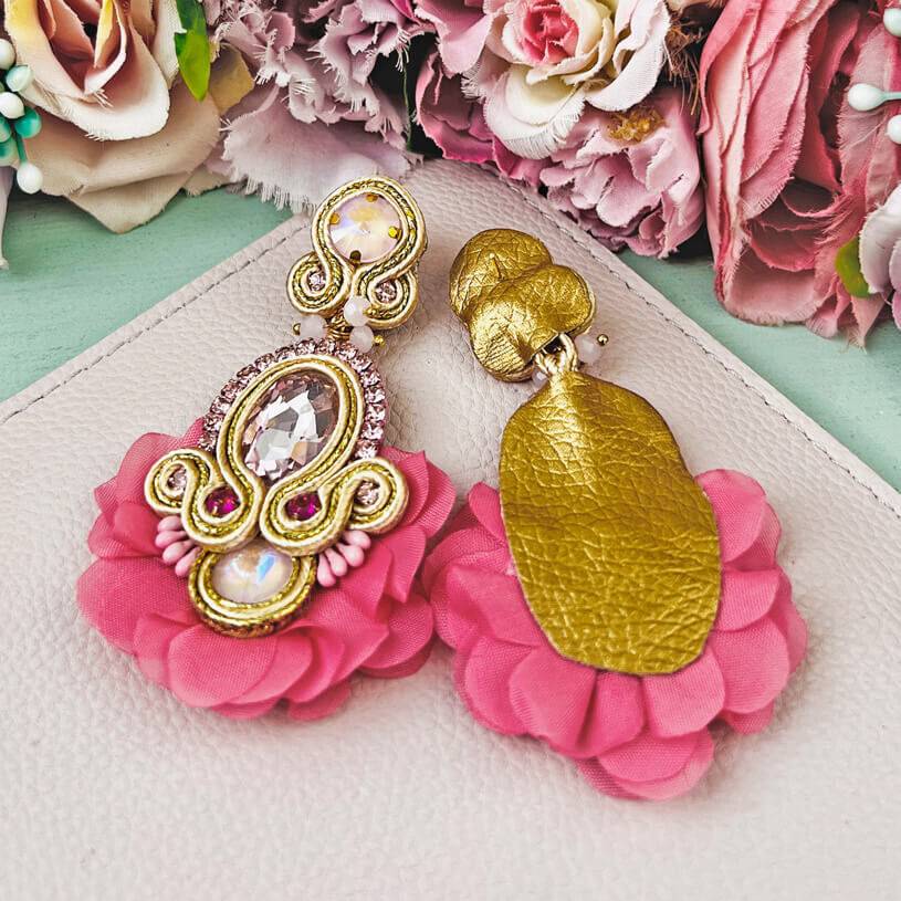 SchwesterSchwester Außergewöhnliche Soutache-Ohrringe In Zarten Rosatönen