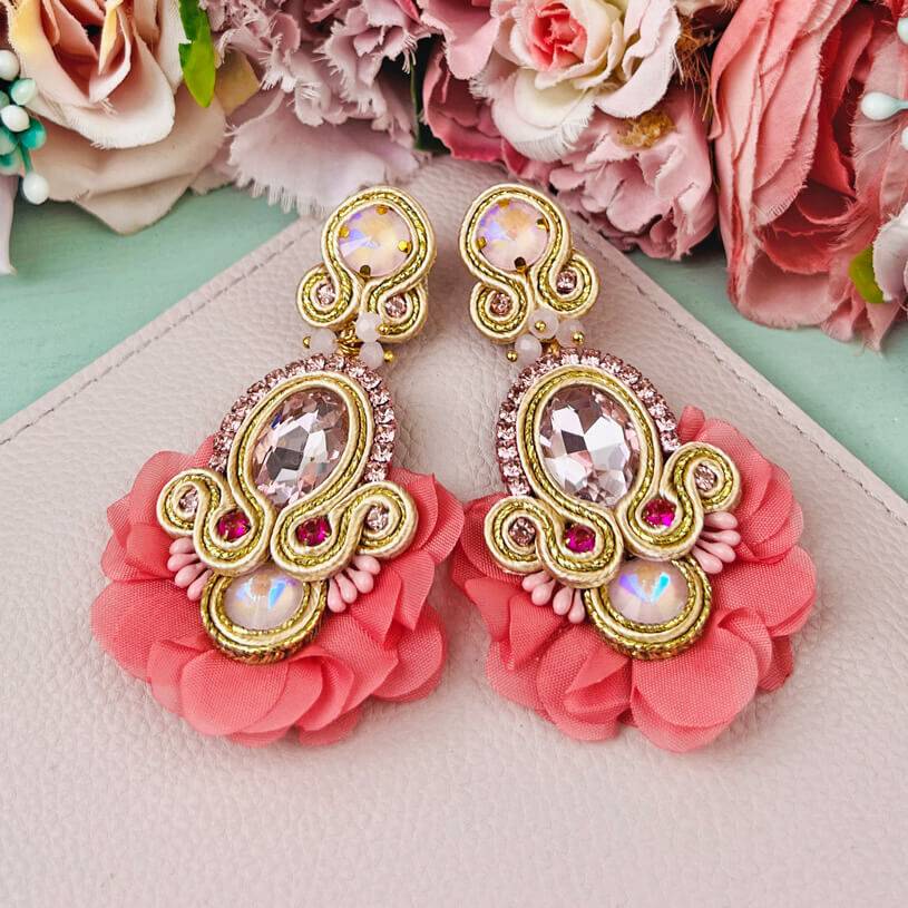 SchwesterSchwester Außergewöhnliche Soutache-Ohrringe in zarten Rosatönen