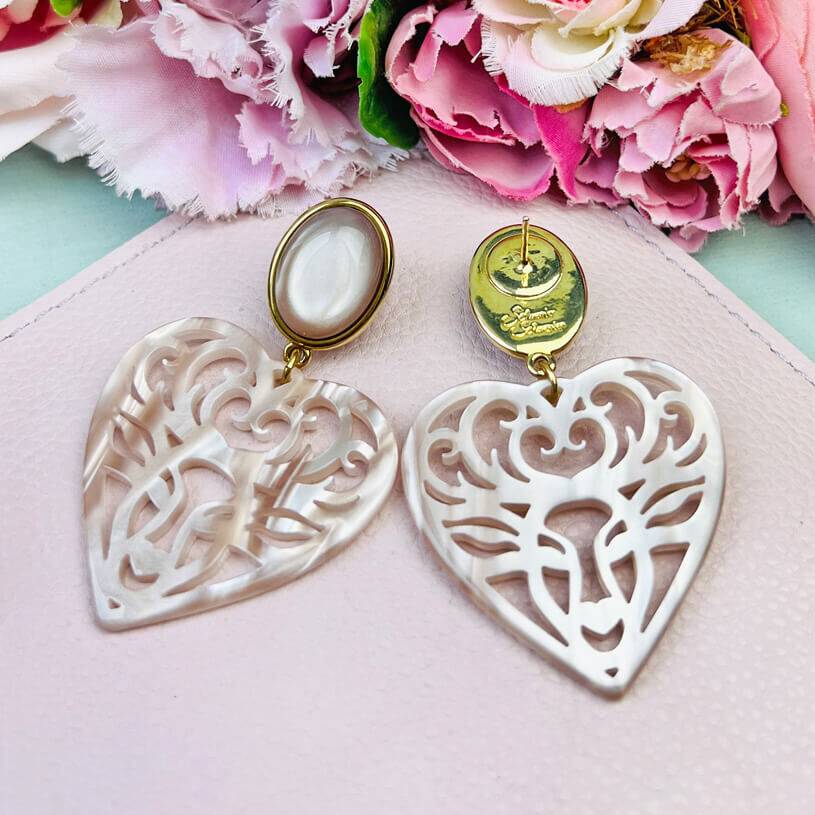 SchwesterSchwester Beige Hirsch-Ohrringe Mit Herz-Ornament Von AmuseToi