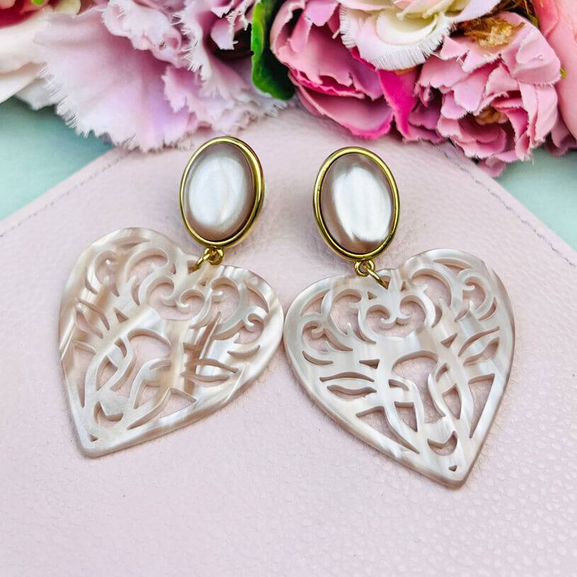 SchwesterSchwester Beige Hirsch-Ohrringe mit Herz-Ornament von AmuseToi SchwesterSchwester Beige Hirsch-Ohrringe mit Herz-Ornament von AmuseToi