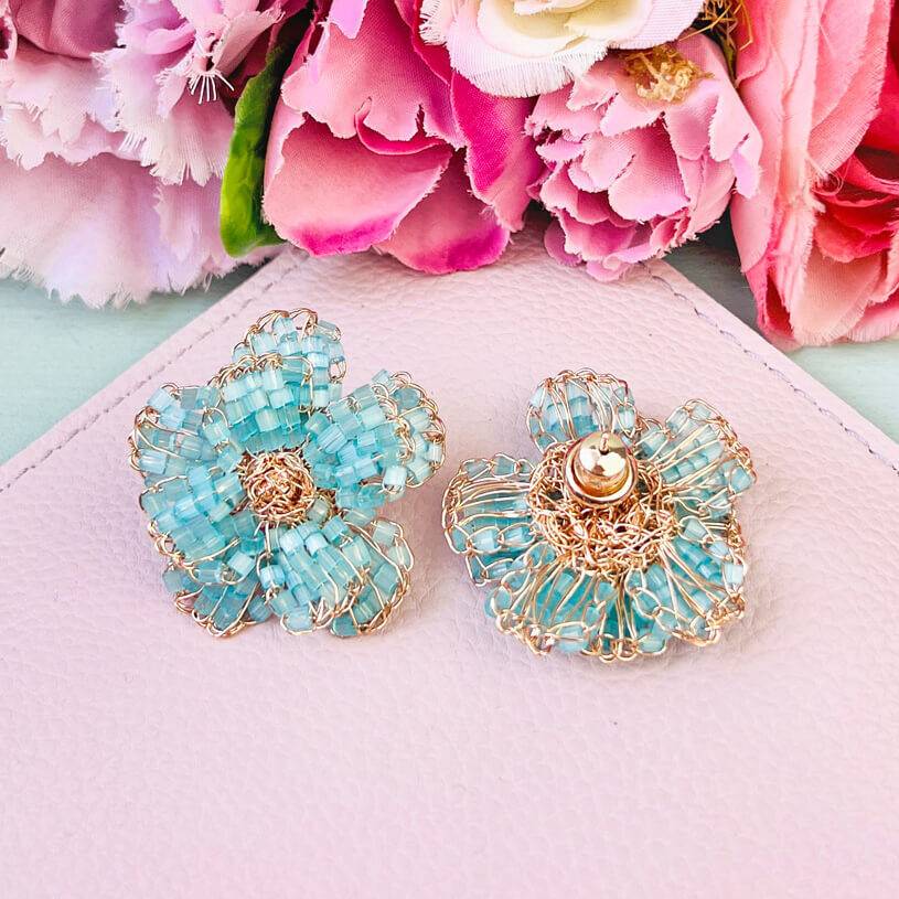 SchwesterSchwester Besondere Blumen-Statementohrringe Aus Perlen In Blau