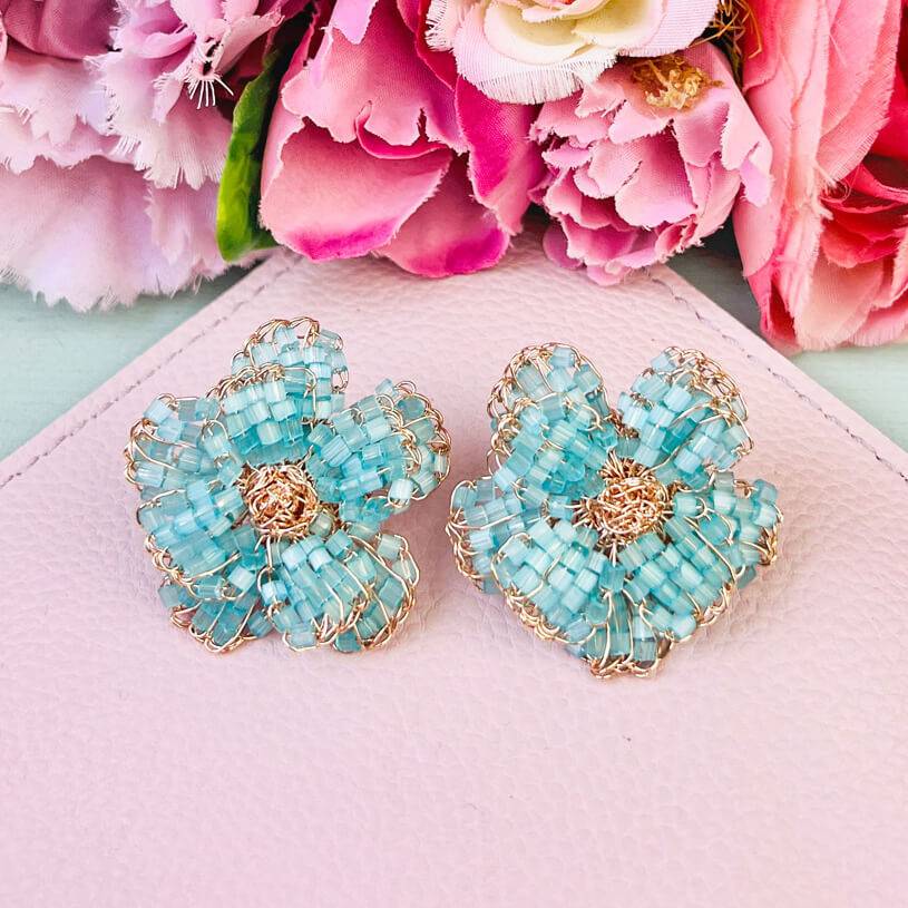 SchwesterSchwester Besondere Blumen-Statementohrringe aus Perlen in Blau