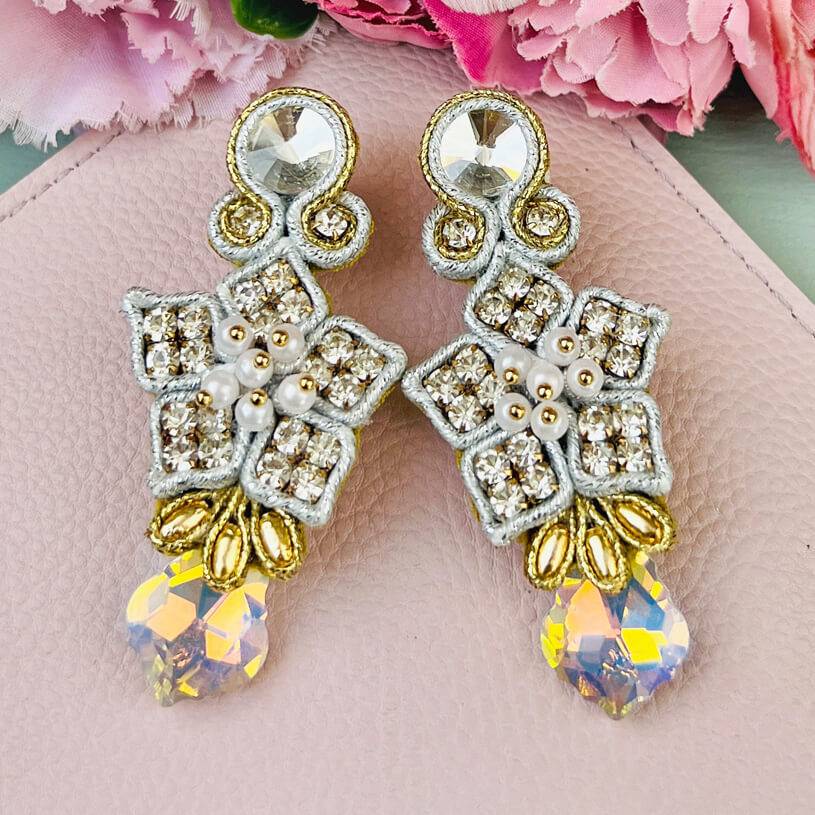 SchwesterSchwester Besondere Schneekristall-Soutache-Ohrringe in Weiß SchwesterSchwester Besondere Schneekristall-Soutache-Ohrringe in Weiß