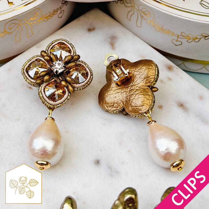 SchwesterSchwester Blüten-Soutache-Ohrclips In Gold Und Champagner Mit Baumwolltropfen