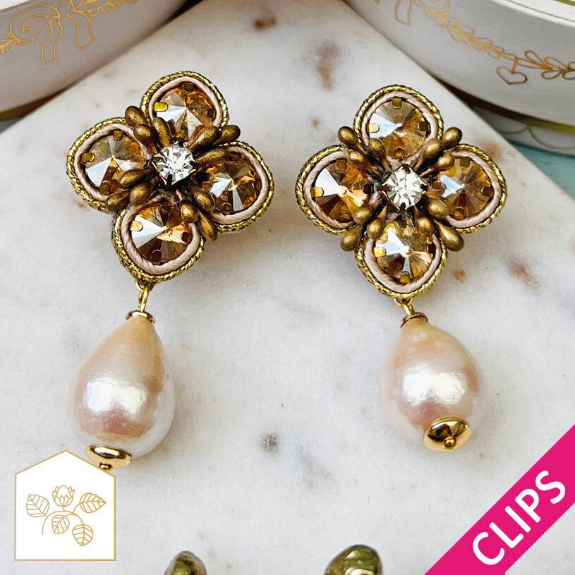 SchwesterSchwester Blüten-Soutache-Ohrclips in Gold und Champagner mit Baumwolltropfen