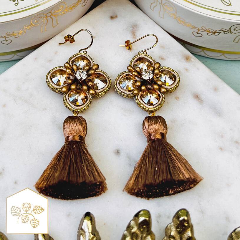 SchwesterSchwester Blüten-Soutache-Ohrhänger in Gold und Champagner mit brauner Quaste