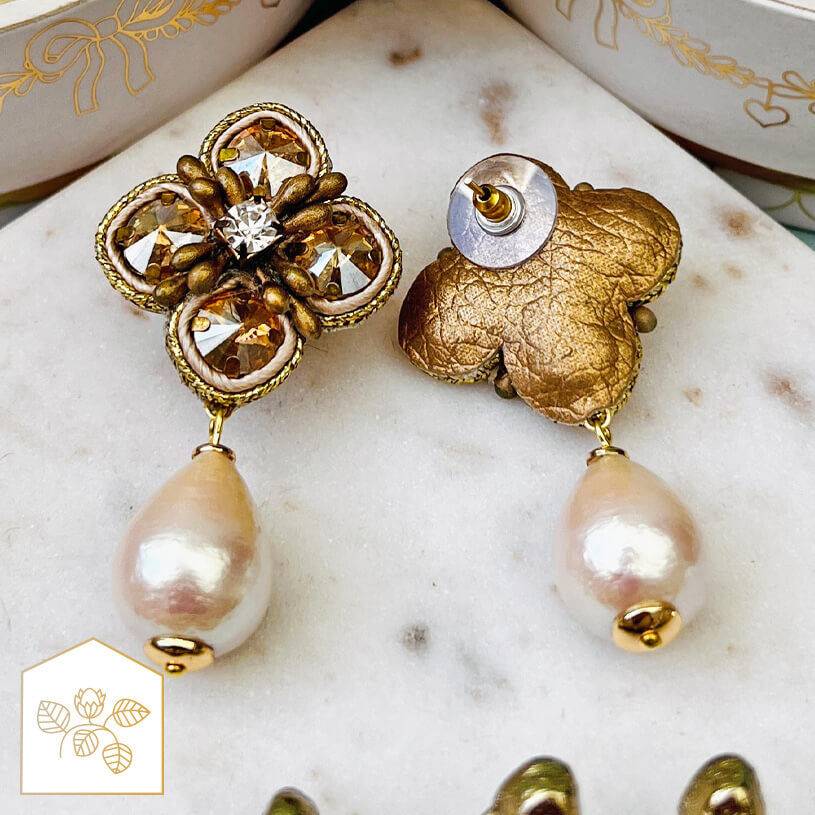 SchwesterSchwester Blüten-Soutache-Ohrstecker In Gold Und Champagner Mit Baumwolltropfen