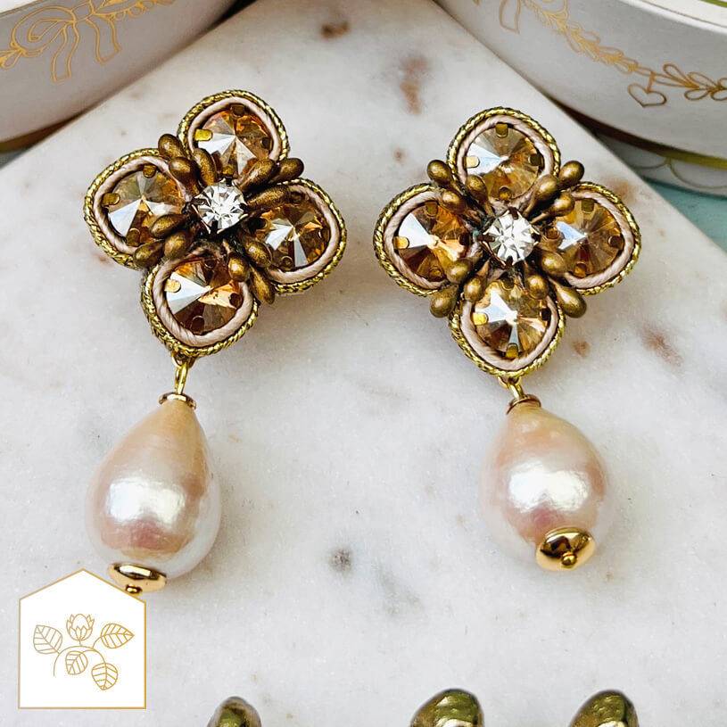 SchwesterSchwester Blüten-Soutache-Ohrstecker in Gold und Champagner mit Baumwolltropfen