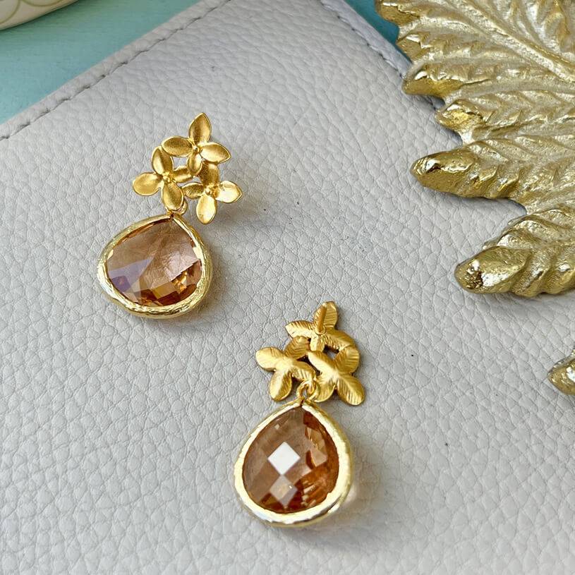 SchwesterSchwester Blütenstecker Mit Facettiertem Tropfen In Champagner Von Janne Von Der Heide