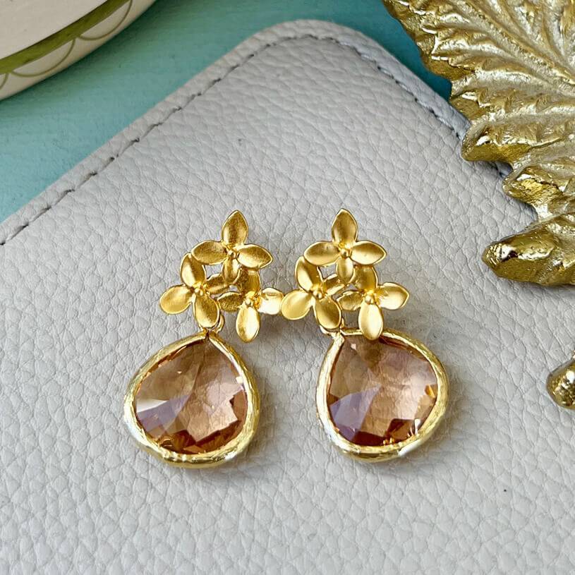 SchwesterSchwester Blütenstecker mit facettiertem Tropfen in Champagner von Janne von der Heide