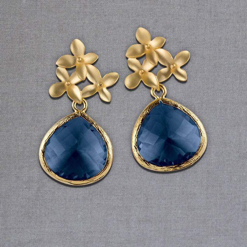 SchwesterSchwester Blütenstecker mit facettiertem Tropfen in Nachtblau von Janne von der Heide