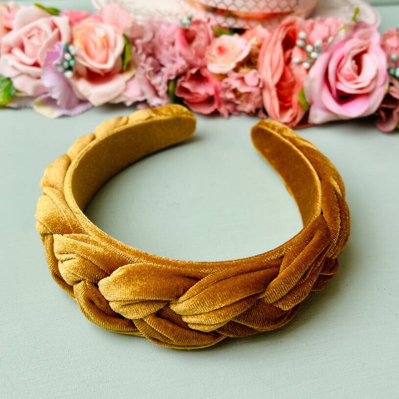 SchwesterSchwester Breiter geflochtener Samt-Haarreif in Cognac