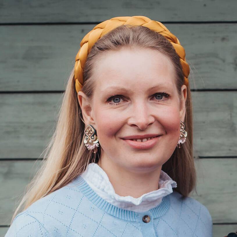 SchwesterSchwester Breiter Geflochtener Satin-Haarreif In Kräftigem Gelb