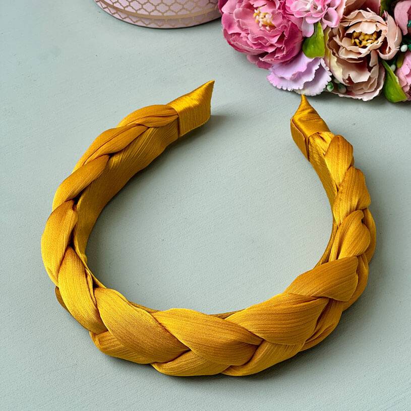 SchwesterSchwester Breiter geflochtener Satin-Haarreif in kräftigem Gelb