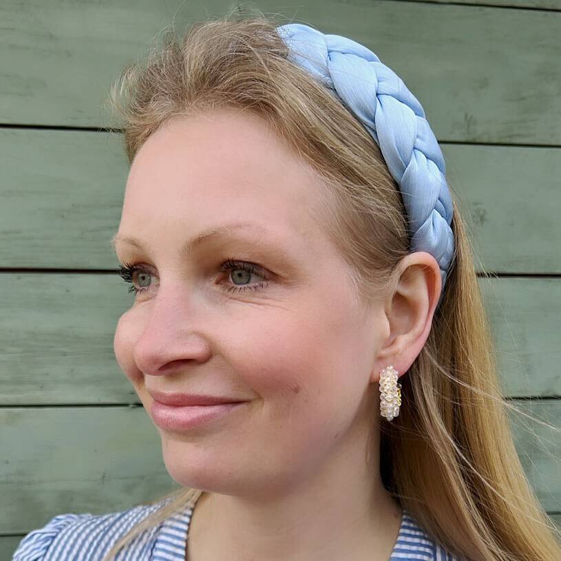 SchwesterSchwester Breiter Geflochtener Satin-Haarreif In Zartem Hellblau