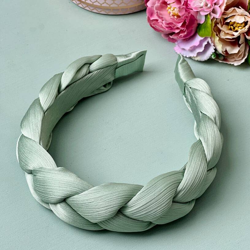 SchwesterSchwester Breiter geflochtener Satin-Haarreif in zartem Hellgrün