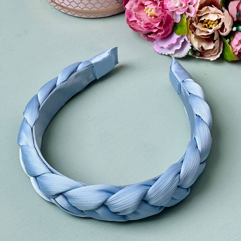 SchwesterSchwester Breiter geflochtener Satin-Haarreif in zartem Hellblau