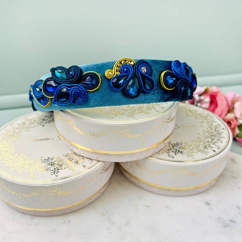 SchwesterSchwester Breiter Samt-Haarreif In Blau Mit Soutache-Applikationen In Blau Und Gold