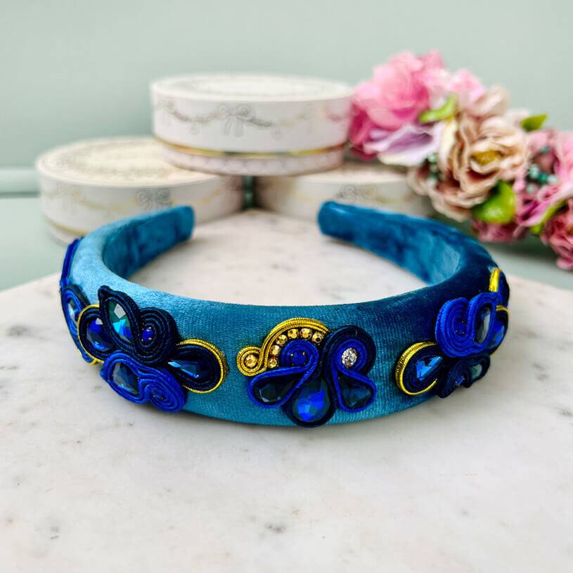 SchwesterSchwester Breiter Samt-Haarreif in Blau mit Soutache-Applikationen in Blau und Gold