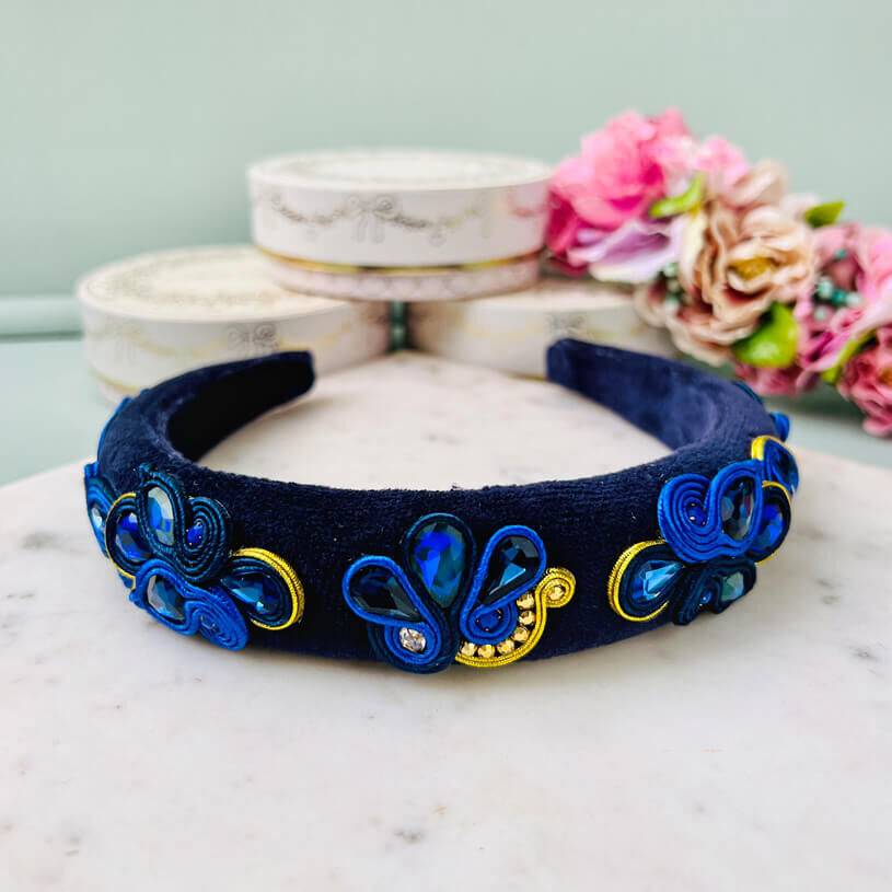 SchwesterSchwester Breiter Samt-Haarreif in Dunkelblau mit Soutache-Applikationen in Blau und Gelb