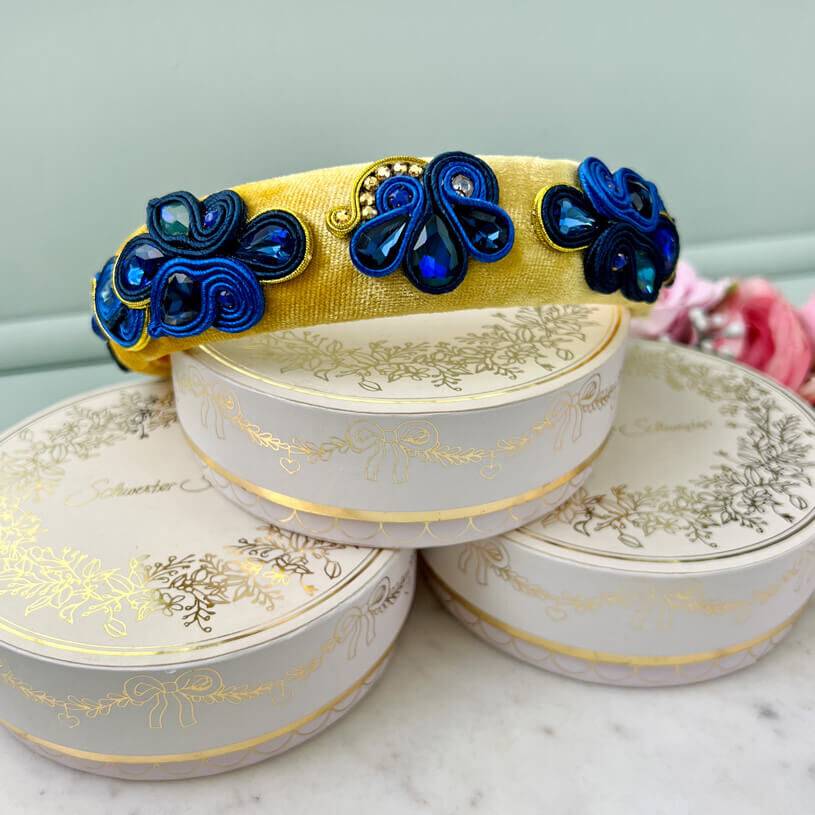 SchwesterSchwester Breiter Samt-Haarreif In Gelb Mit Soutache-Applikationen In Dunkelblau