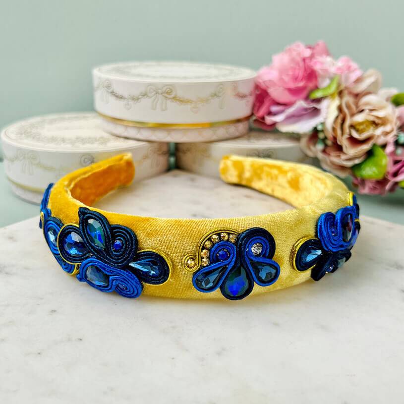 SchwesterSchwester Breiter Samt-Haarreif in Gelb mit Soutache-Applikationen in Dunkelblau