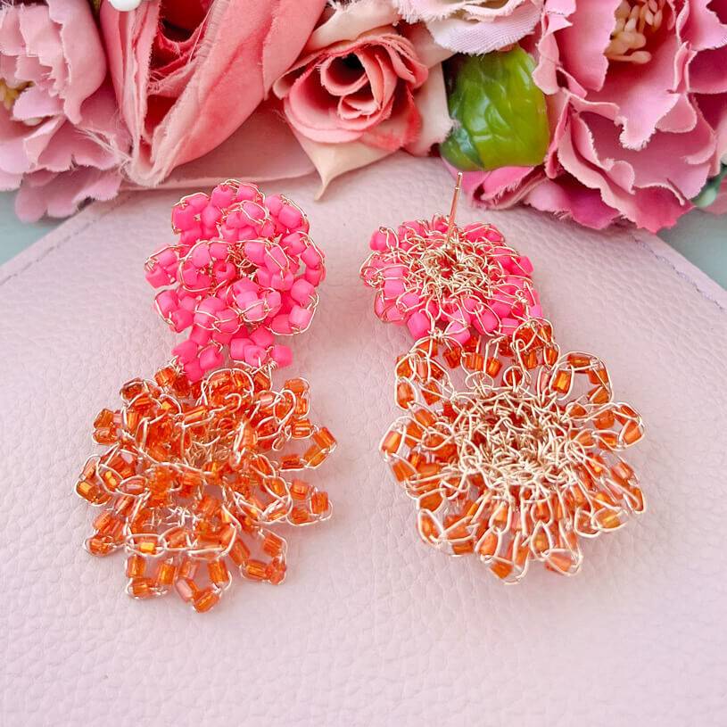 SchwesterSchwester Bunte Perlen-Ohrringe Aus Zwei Blüten In Leuchtendem Pink Und Orange