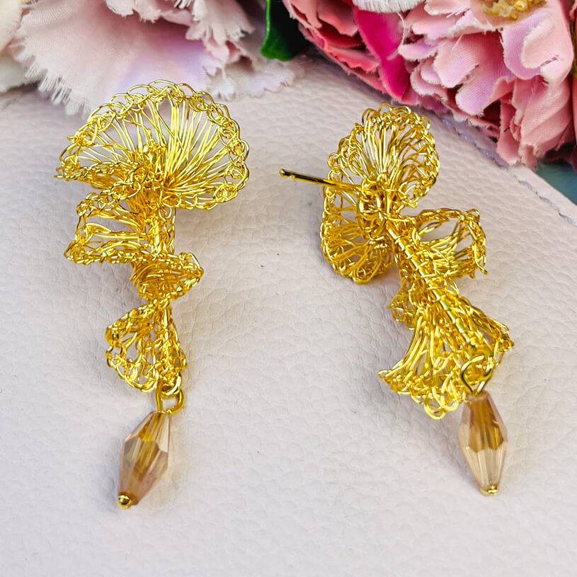 SchwesterSchwester Designer Ohrringe Aus Goldenen Drähten Mit Tropfen