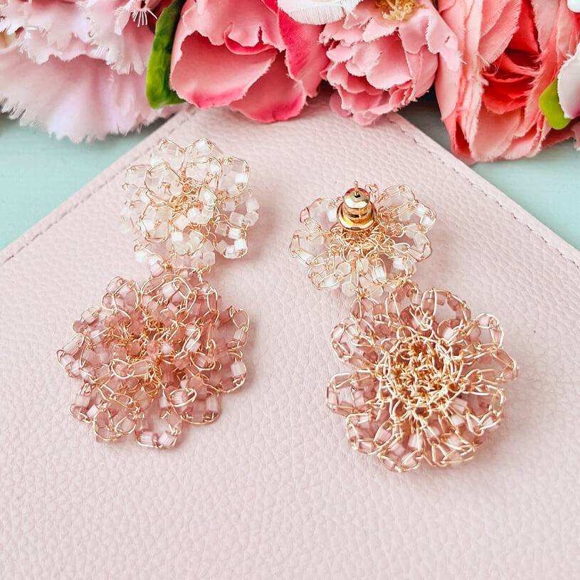 SchwesterSchwester Designer Perlen-Ohrringe Aus Zwei Blüten In Weiß Und Nude