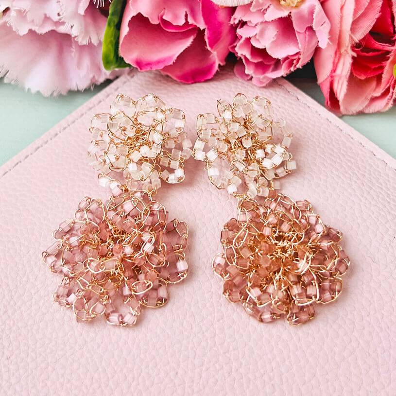 SchwesterSchwester Designer Perlen-Ohrringe aus zwei Blüten in Weiß und Nude