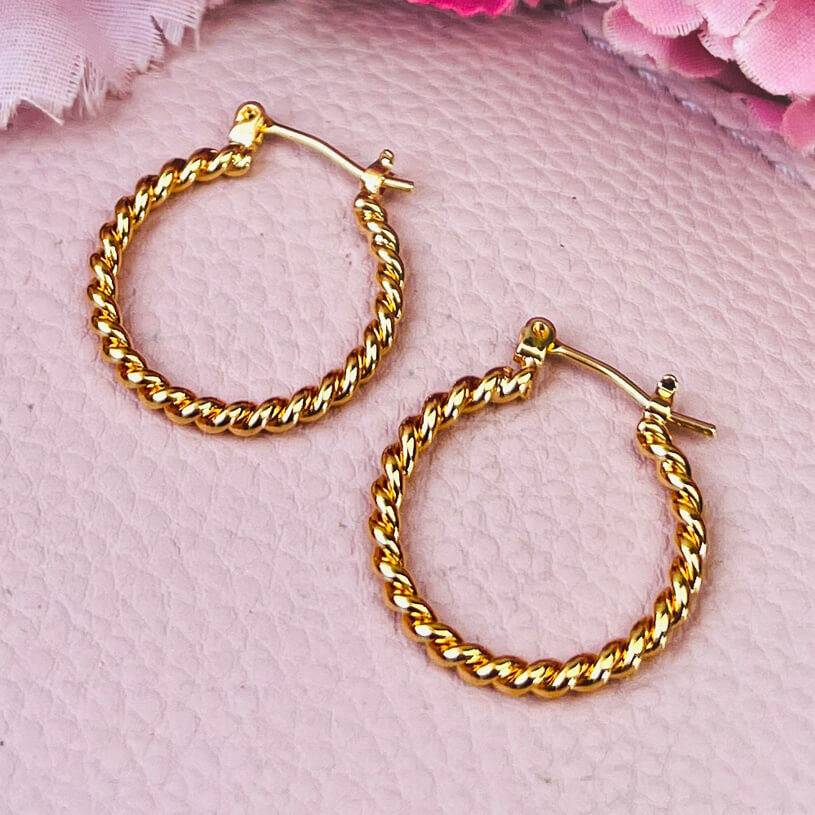 SchwesterSchwester Dezente vergoldete Creolen in Kordeloptik SchwesterSchwester Dezente vergoldete Creolen in Kordeloptik