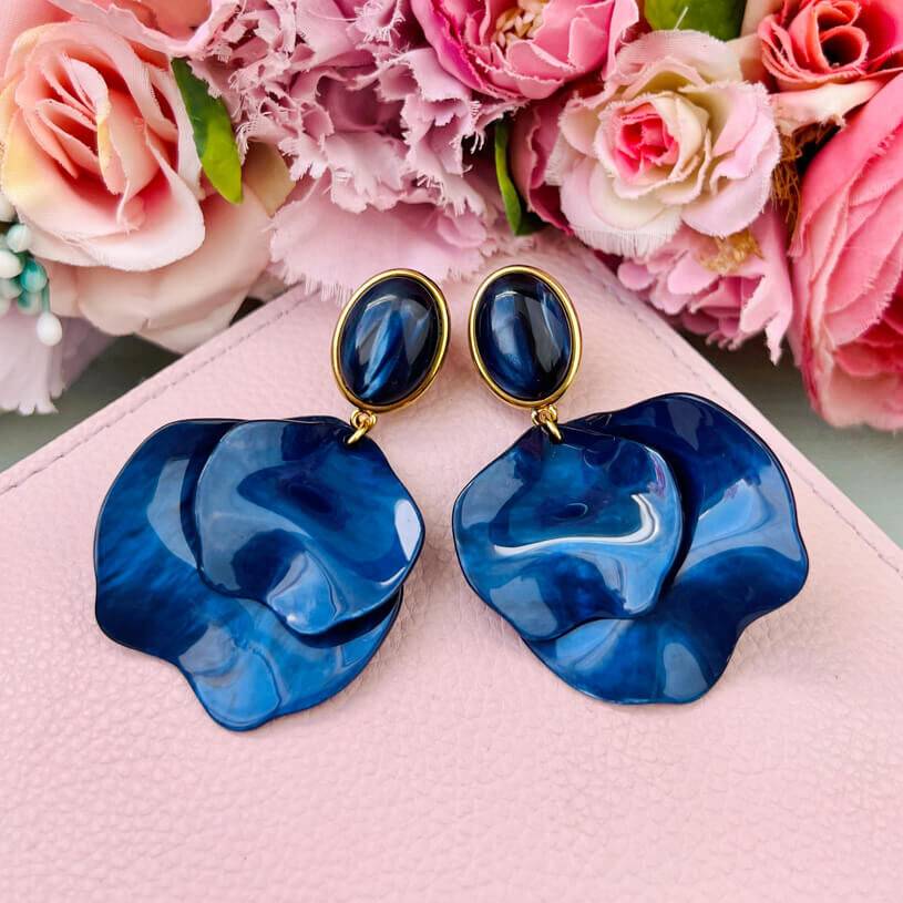 SchwesterSchwester Dunkelblaue Ohrringe mit Blütenblättern SchwesterSchwester Dunkelblaue Ohrringe mit Blütenblättern