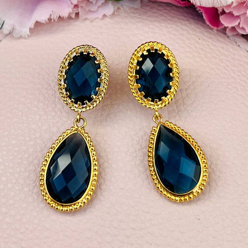 SchwesterSchwester Dunkelblaue Tropfenohrringe mit funkelnden facettierten Tropfen