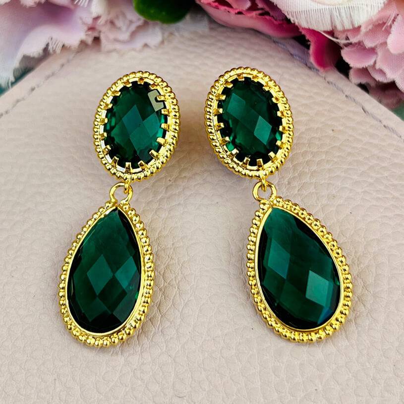 SchwesterSchwester Dunkelgrüne Tropfenohrringe mit funkelnden facettierten Tropfen