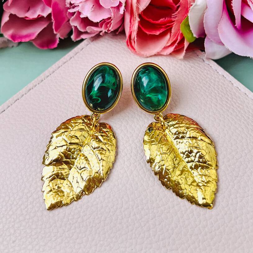 SchwesterSchwester Dunkelgrüner Ohrstecker mit großem goldenen Blatt von AmuseToi