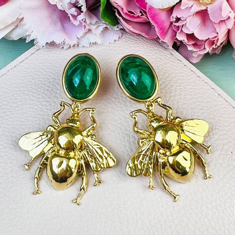 SchwesterSchwester Dunkelgrüner Ohrstecker mit vergoldeter Hummel von AmuseToi