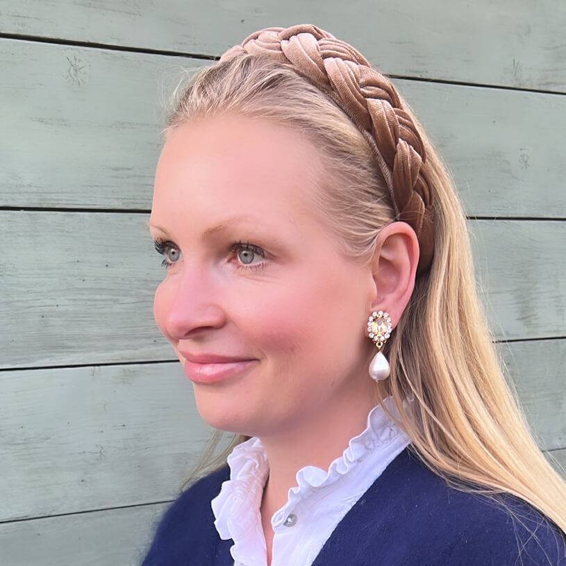 SchwesterSchwester Edel Funkelnde Ohrstecker In Champagner Mit Leichtem Baumwolltropfen