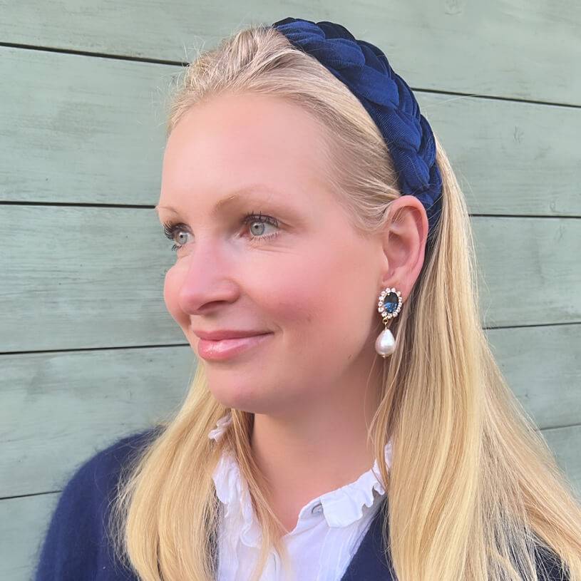 SchwesterSchwester Edel Funkelnde Ohrstecker In Dunkelblau Mit Leichtem Baumwolltropfen