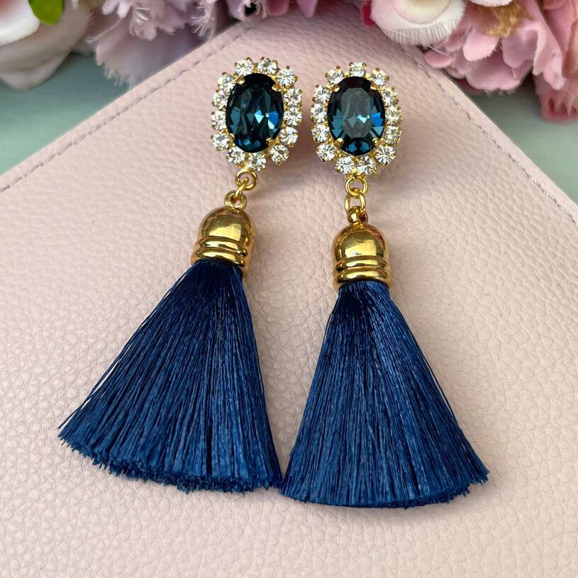 SchwesterSchwester Edel funkelnde Ohrstecker in Dunkelblau mit Quaste SchwesterSchwester Edel funkelnde Ohrstecker in Dunkelblau mit Quaste