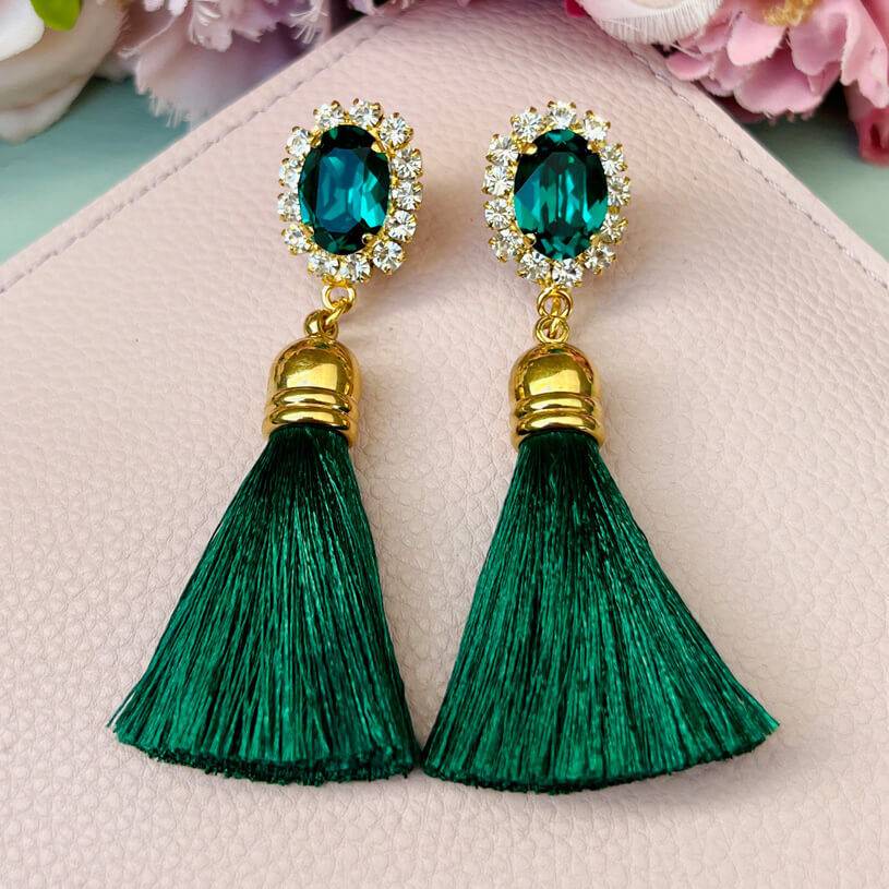 SchwesterSchwester Edel funkelnde Ohrstecker in Dunkelgrün mit Quaste SchwesterSchwester Edel funkelnde Ohrstecker in Dunkelgrün mit Quaste