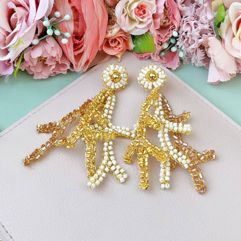 SchwesterSchwester Eindrucksvolle Perlenohrringe in Korallform in Champagner- und Cremetönen