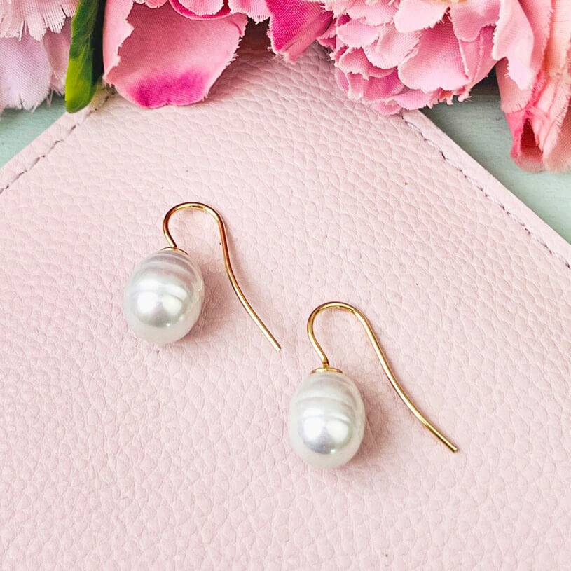 SchwesterSchwester Elegante goldene Ohrhänger mit echten Majorca Perlen