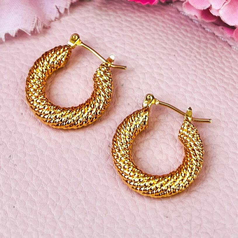 SchwesterSchwester Elegante vergoldete Creolen mit raffiniertem Muster